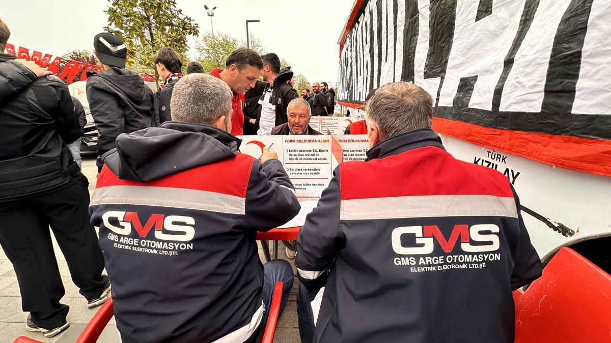 Vali Aslan, Beşiktaş taraftar grubunun etkinliğinde kan bağışladı