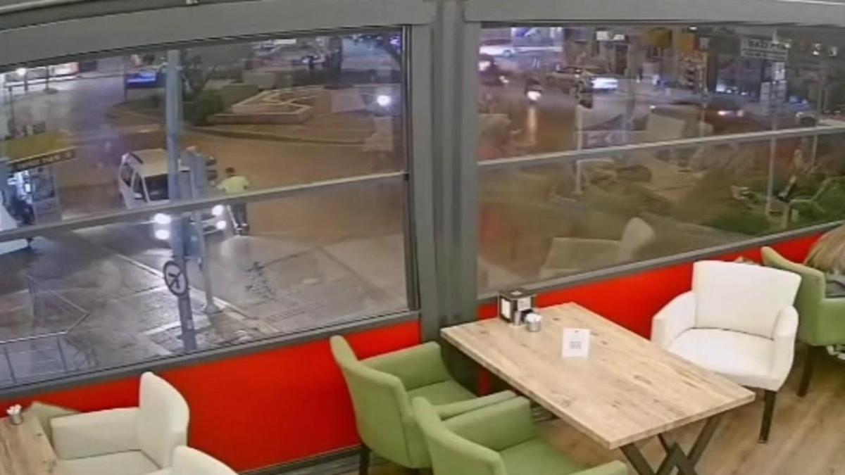 İzmir'de alkollü sürücü polis memurunu aracın kaputunda 500 metre sürükledi