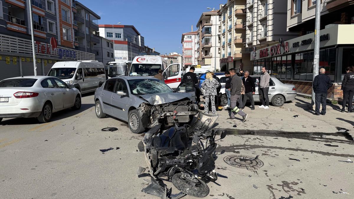 14 yaşındaki sürücünün motosikleti, otomobille çarpıştı: 2 yaralı