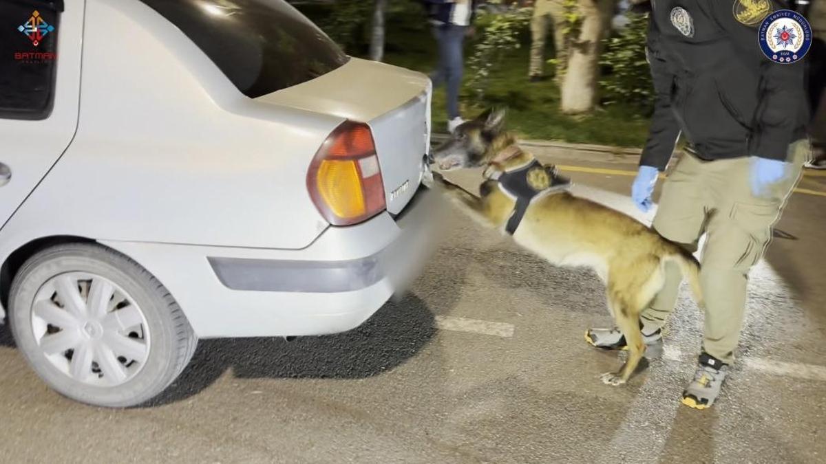 Otomobildeki 39 kilo uyuşturucuyu ‘Linda’ buldu