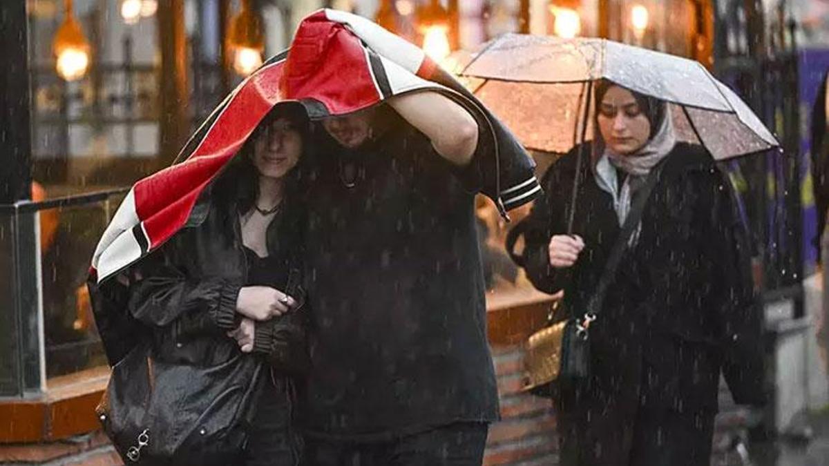 Ankara'da 'Süper hücre' etkisi! Bir anda yağmur bastırdı ve yollar göle döndü