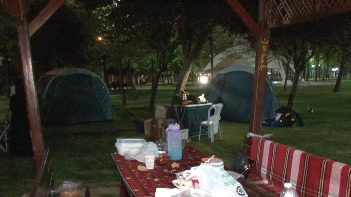 Deprem endişesi! 2. gecede de vatandaşlar çadırda kalmaya devam ediyor