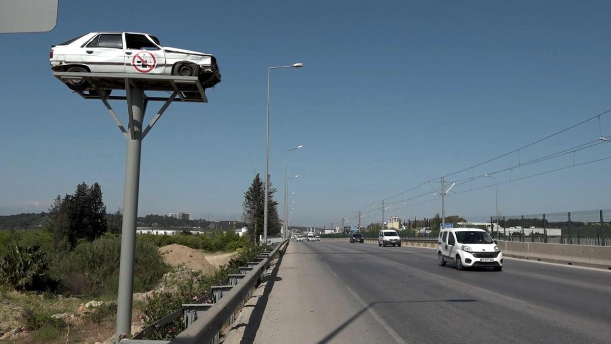 Antalya'da Trafik Kazalarına Dikkat Çekmek İçin Hurda Araç Sergileniyor