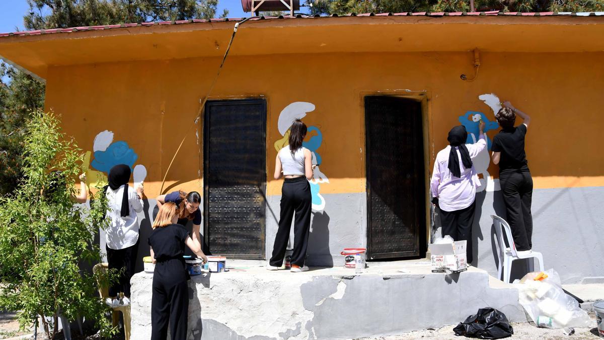 Gençler okul boyayıp çocukları hijyen konusunda bilgilendirdi