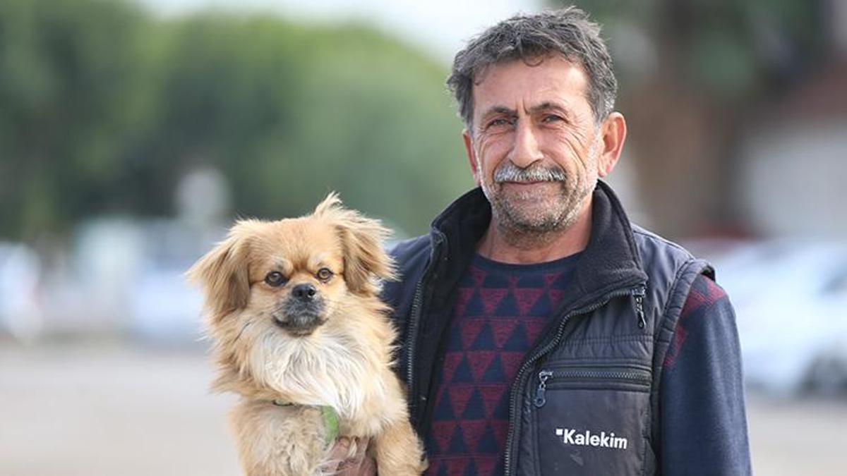 Hataylı vatandaş deprem anında uyanmasını sağlayan köpeğini yanından ayırmıyor