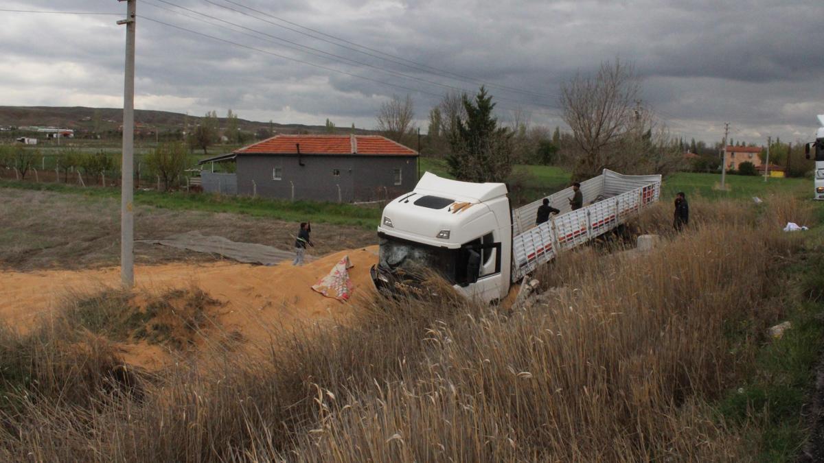Aksaray'da TIR Devrildi: Sürücü ve Oğlu Yaralandı