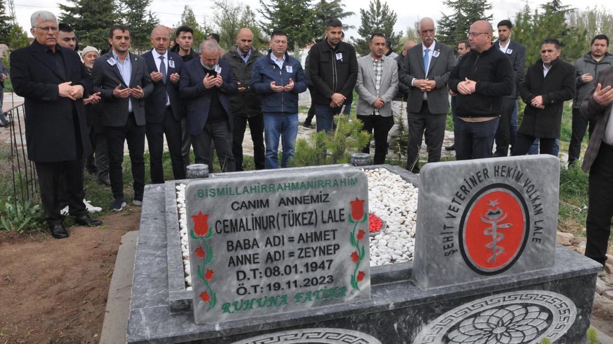 Bıçaklı kavgada öldürülen veteriner hekim, mezarı başında anıldı