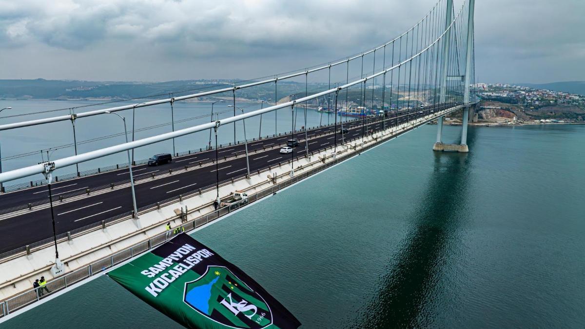 Osmangazi Köprüsü’ne dev Kocaelispor bayrağı asıldı