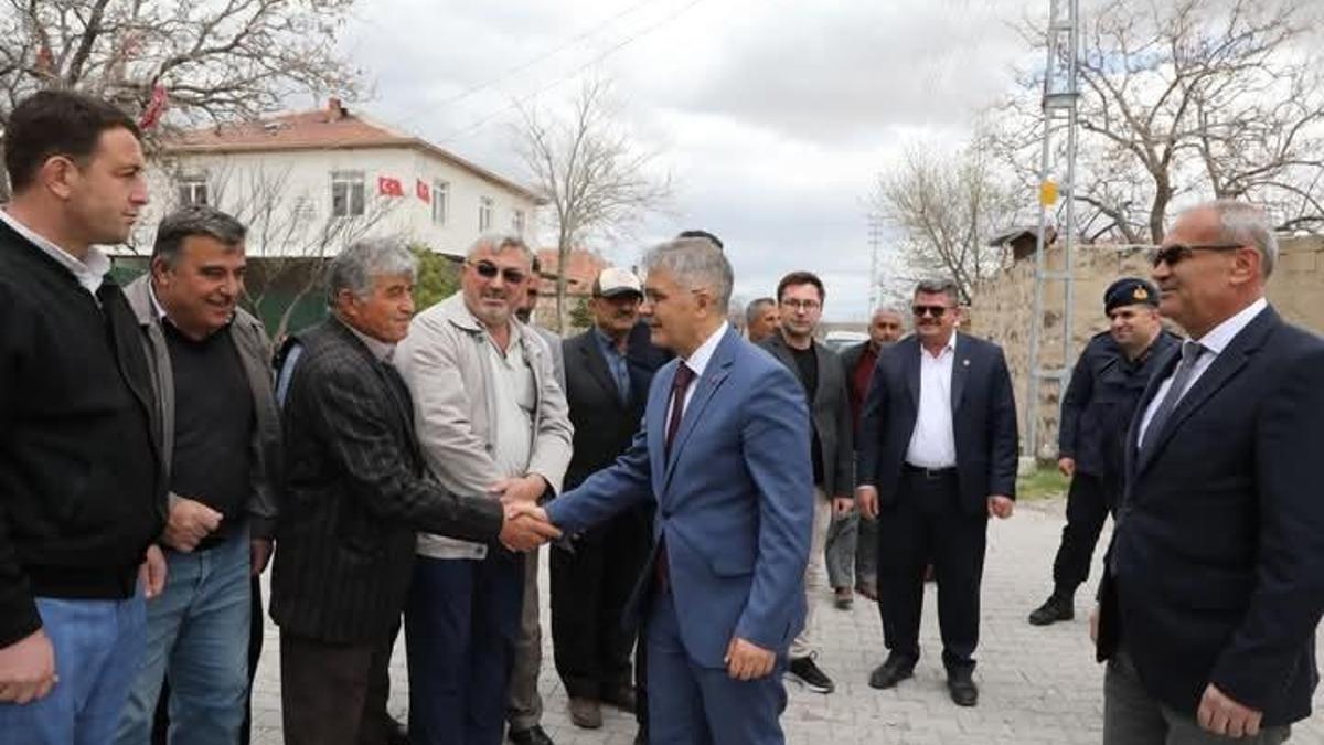Niğde Valisi Cahit Çelik Obruk Köyünde çocuklara kitap hediye etti
