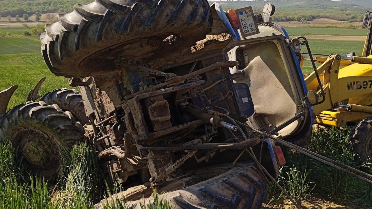 Devrilen traktörün altında kalan sürücü hayatını kaybetti