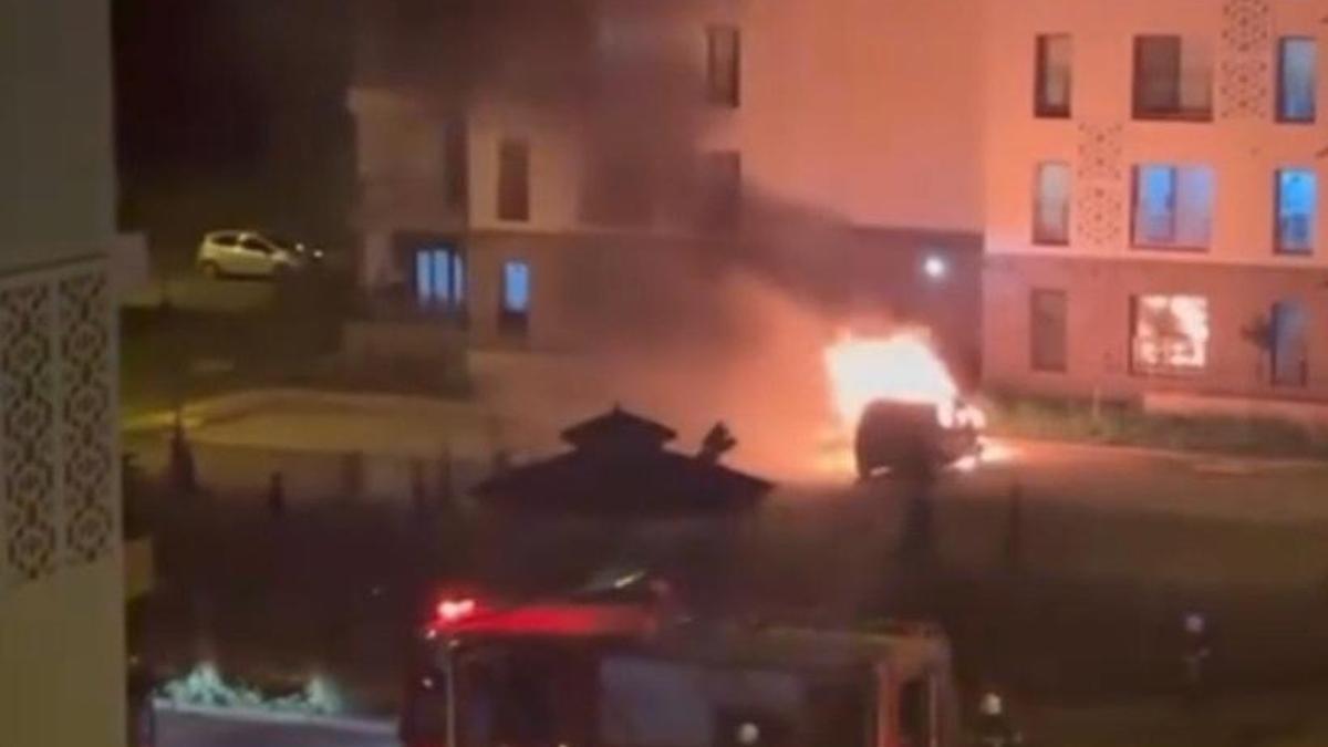 Diyarbakır'da hafif ticari araç alev alev yandı