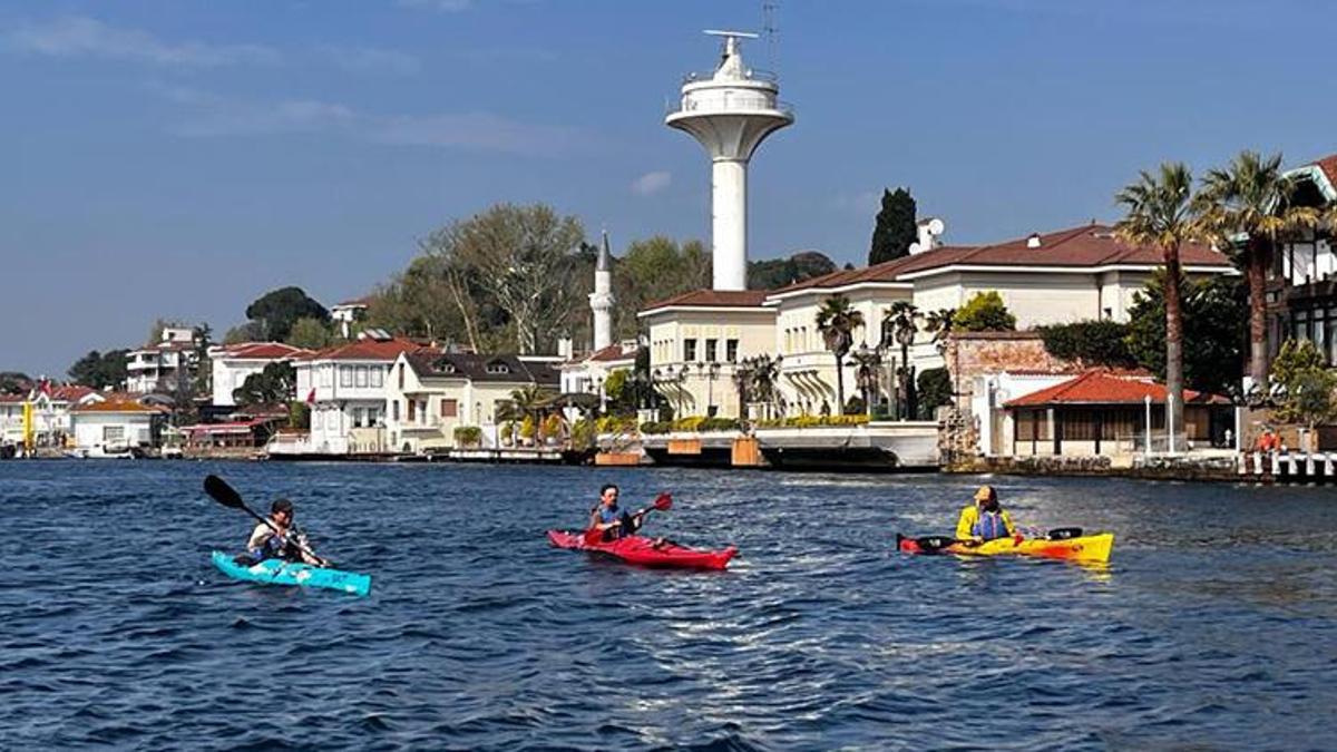 İrlanda'dan kano ile yola çıkan 3 maceraperest, İstanbul'a ulaştı: Çocuklar için kürek çektiler