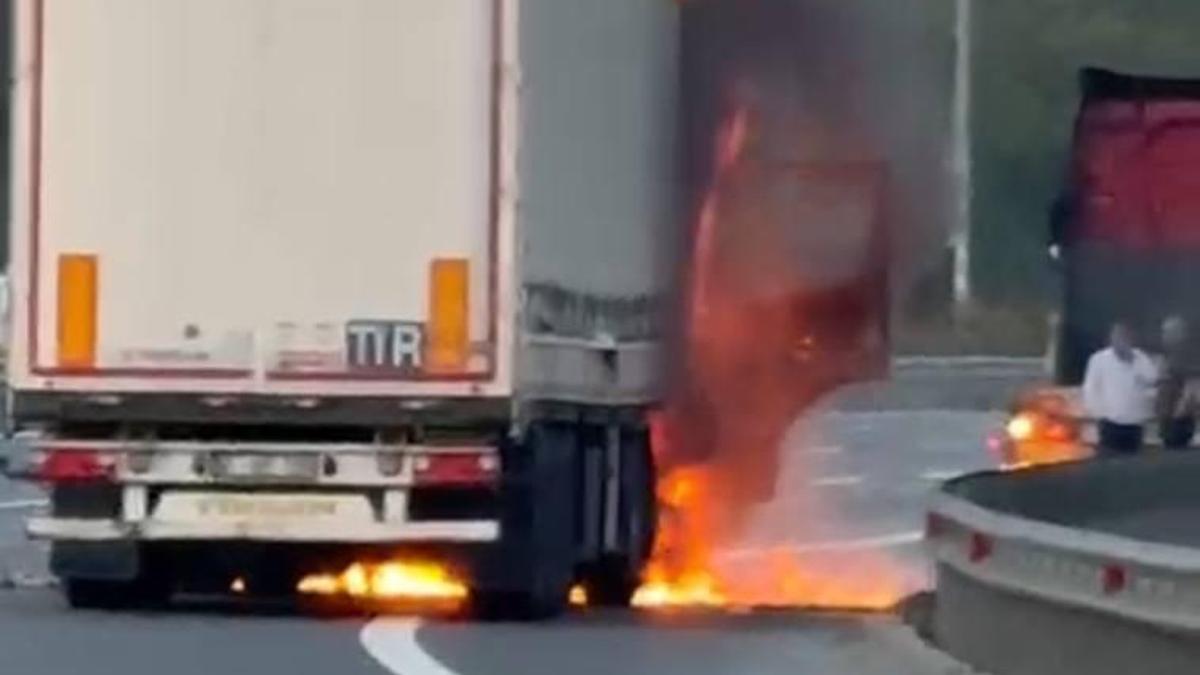 İstanbul - Eyüpsultan Kuzey Marmara Otoyolu'nda TIR alev alev yandı