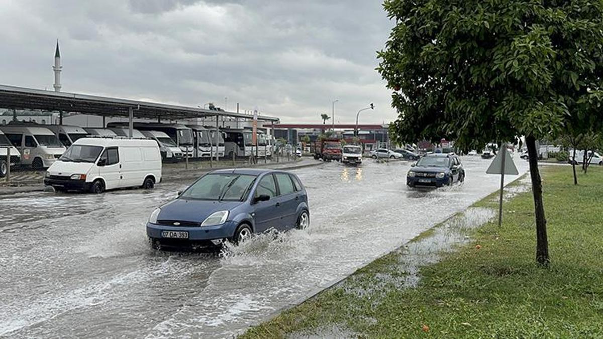 Adana'da gök gürültülü sağanak ve dolu etkili oldu