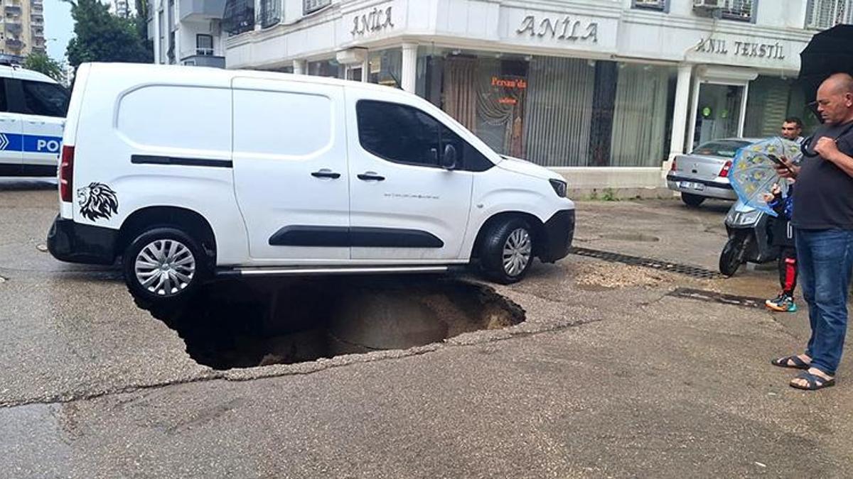Adana'da sağanak nedeniyle çöken yolda bir araç zarar gördü