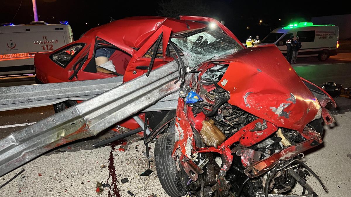 Kocaeli’de otomobil bariyere çarptı; 2 ölü