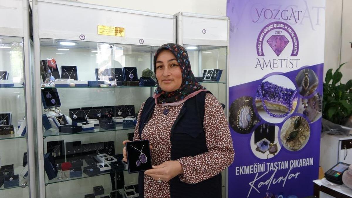 Yozgat'tan çıkan doğal taş, kadınların elinde sanata dönüşüyor