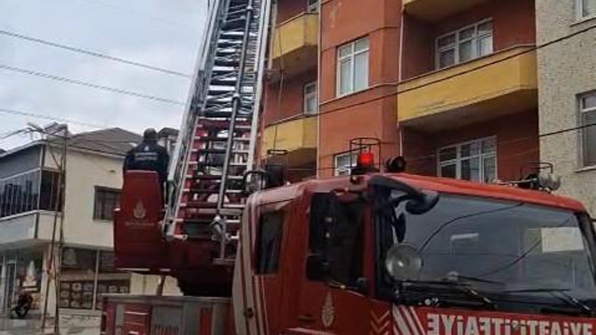 İstanbul- Sancaktepe'de 5 katlı metruk binanın balkonu çöktü