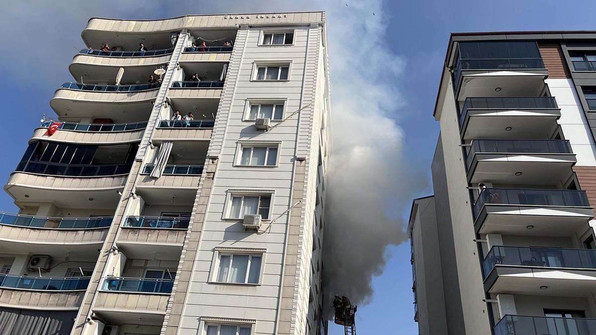 6 kişinin dumandan etkilendiği yangın, çocukların halıyı tutuşturmasıyla çıkmış
