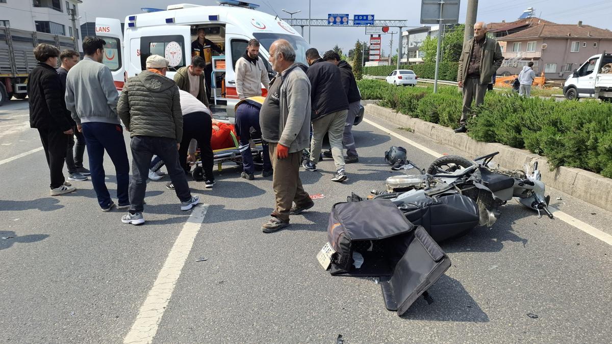 Otomobil motosiklete çarptı: 3 yaralı