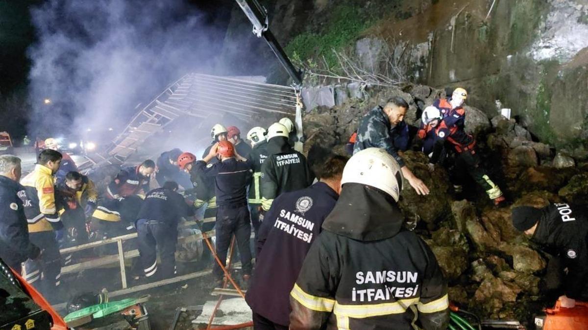 Samsun'da toprak kayması! 4 kişilik aileden 3'ü hayatını kaybetti