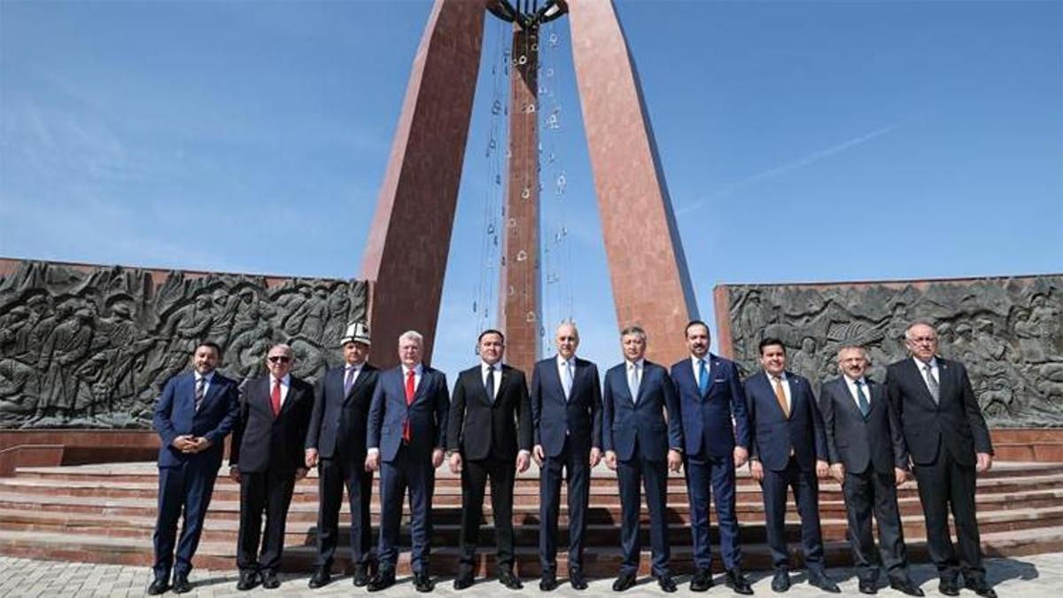 TBMM Başkanı Kurtulmuş Ata-Beyit Ulusal Tarih ve Anıt Kompleksi'ni ziyaret etti