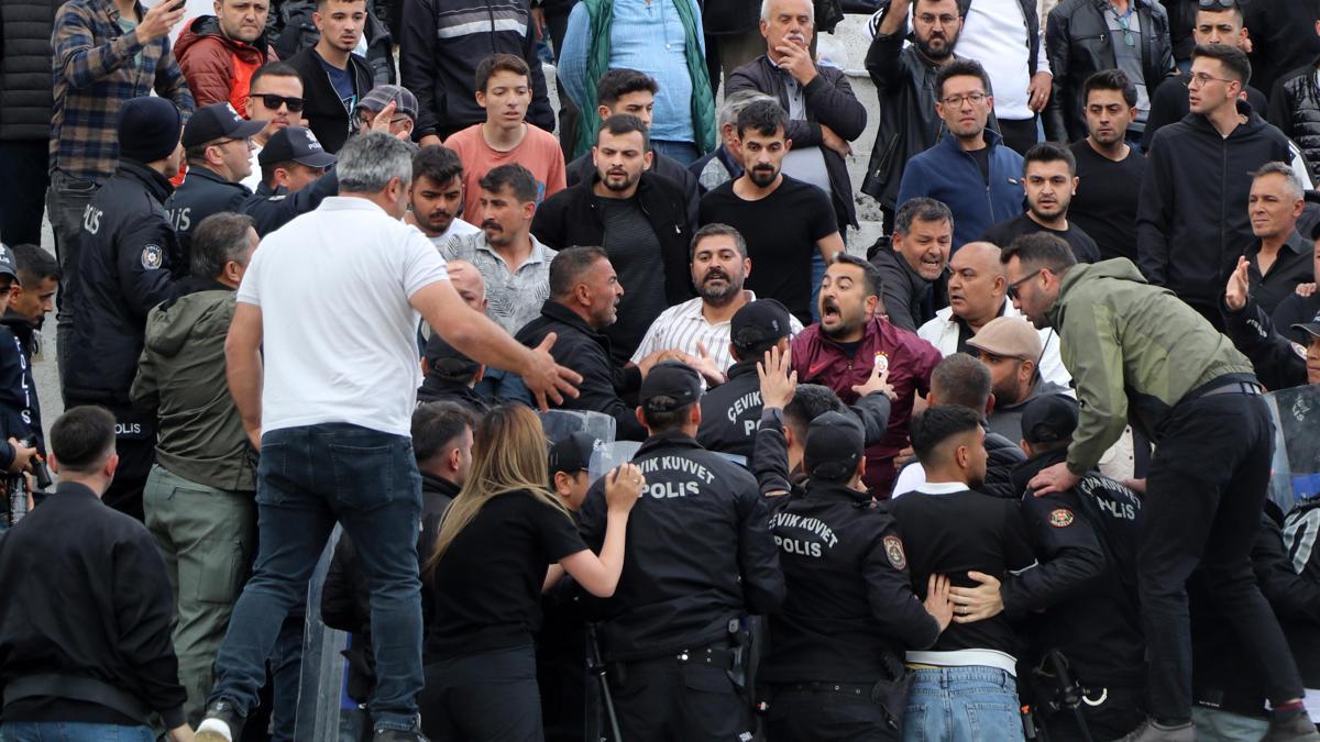 Şampiyonluk maçında futbolcuların kavgasını polis ayırdı