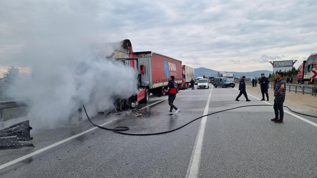 Kütahya'da seyir halindeki tırda çıkan yangın söndürüldü