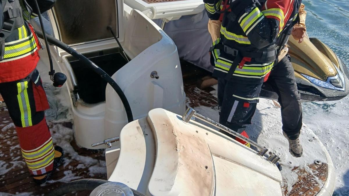 Ayvalık'ta marinada bağlı motoryatta yangın