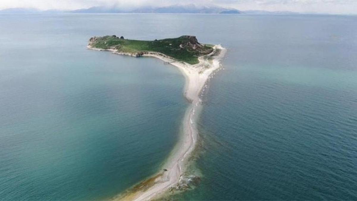Sular çekilince ortaya çıktı! 'Gölün altındaki sırlardan sadece biri'