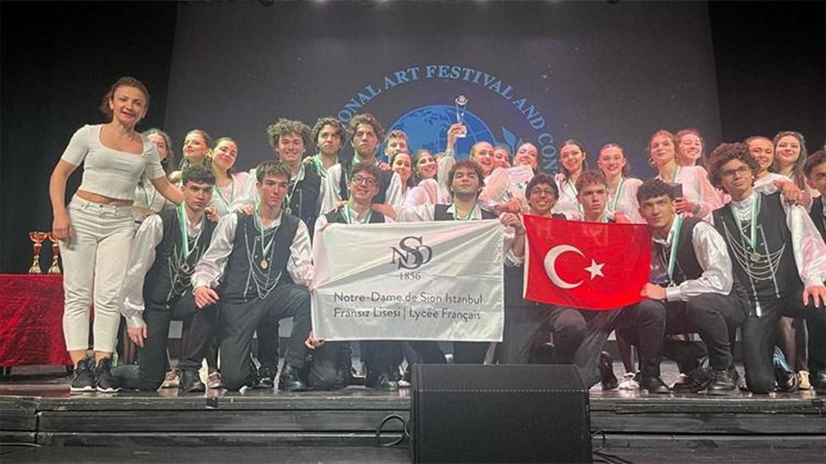 Liselilerin büyük zaferi! Roma’dan birincilik ve büyük ödülle döndüler