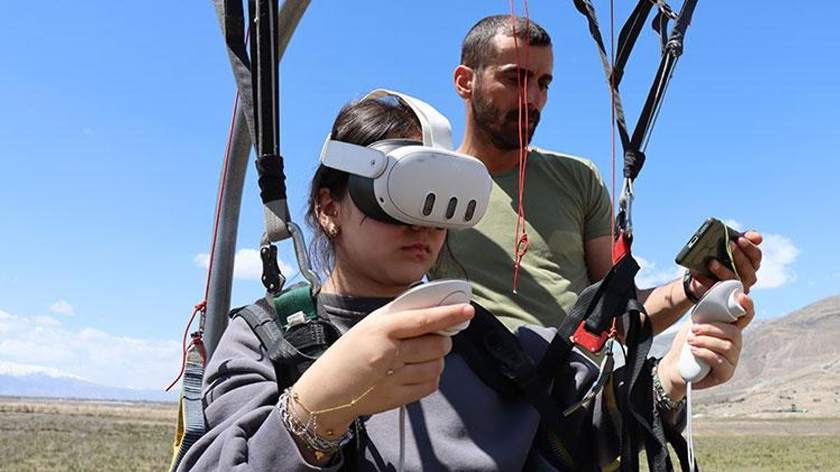 Yamaç paraşütü tutkunları, önce VR gözlükle sanal sonra gerçek uçuşla stres atıyor