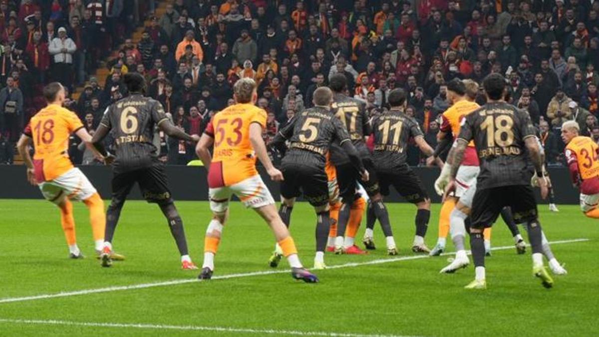 Süper Lig'de Trabzonspor-Galatasaray maçının tarihi açıklandı