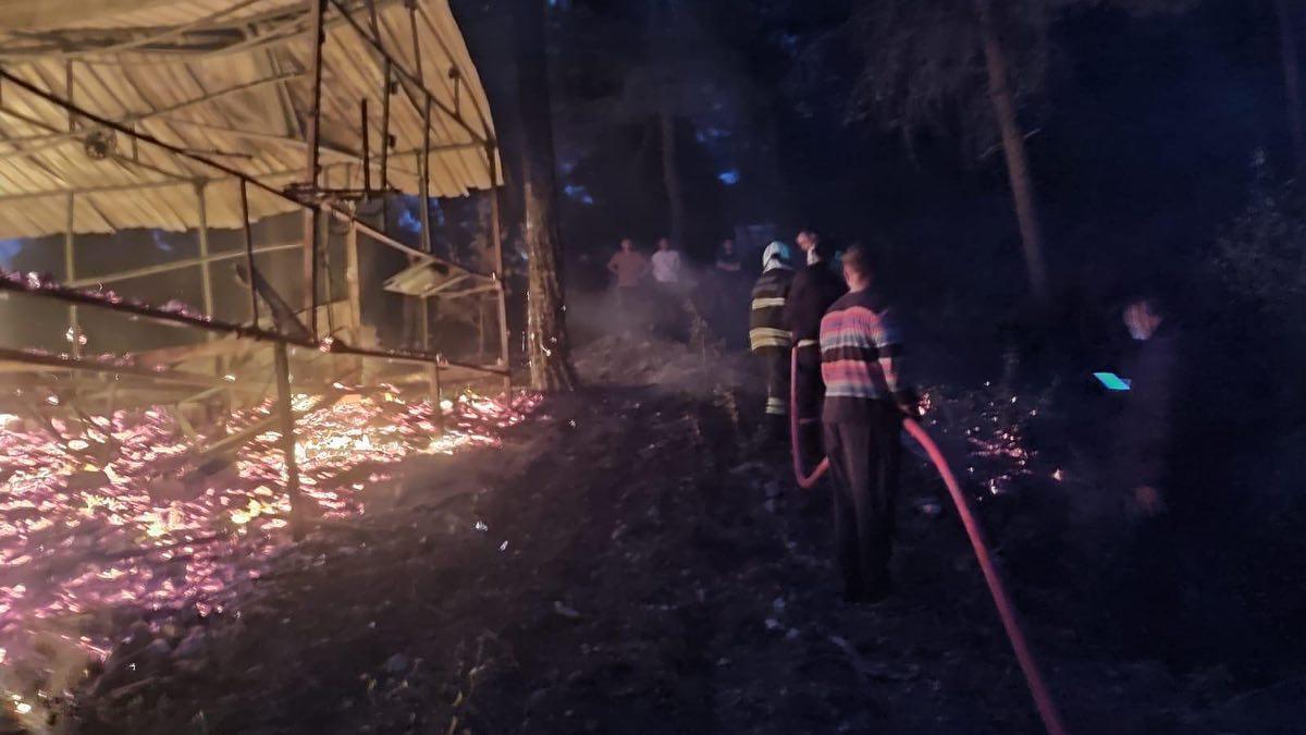 Hatay'da barakadaki yangın, ormana sıçramadan söndürüldü