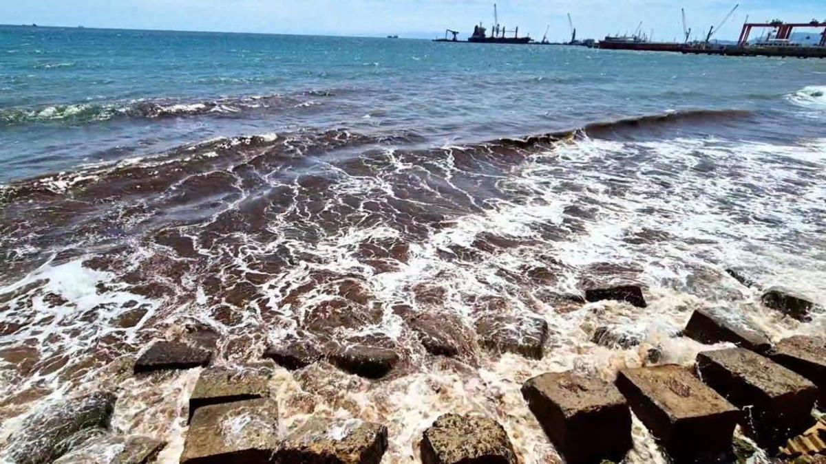 Poyraz fırtınasının ardından Marmara Denizi'nin yüzeyi kızıla büründü
