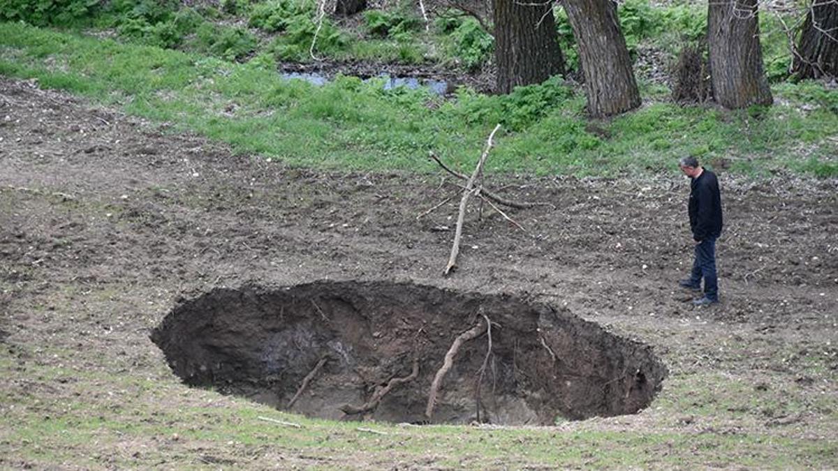 Sivas'ta yulaf ekilen tarlada 10 sonra 8 metre derinliğinde obruk oluştu