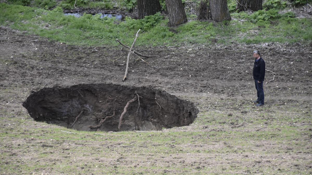 Sivas'ta tarlada 7 metre çapında obruk oluştu