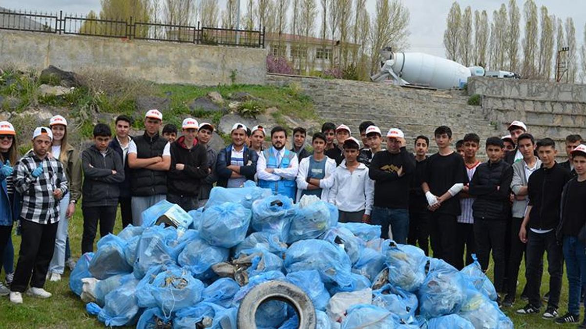 Van Gölü çevresinde gönüllülerin yaptığı çevre temizliğinde 3 kamyon çöp toplandı