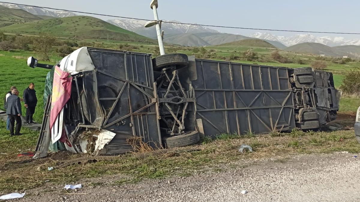 Van'da yolcu otobüsü devrildi: 28 yaralı
