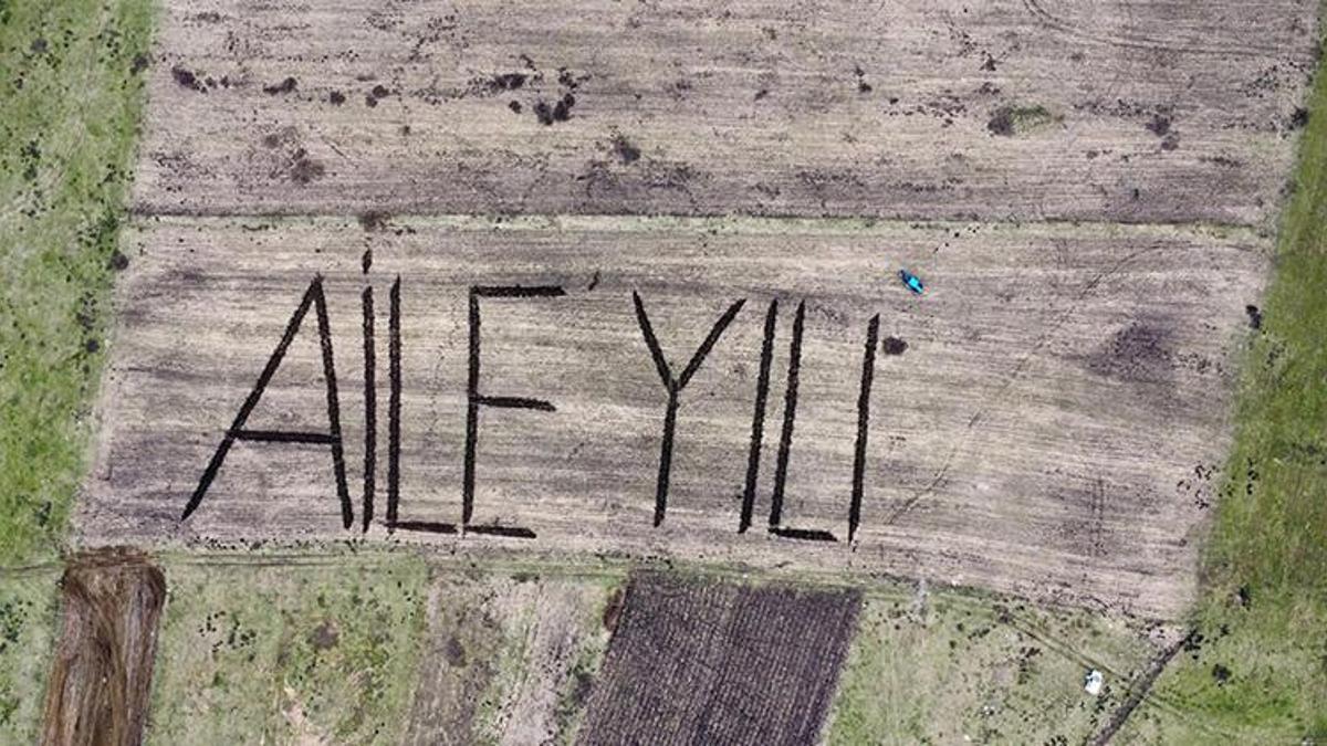 Ardahanlı çiftçi traktörle tarlasına 'Aile Yılı' yazdı