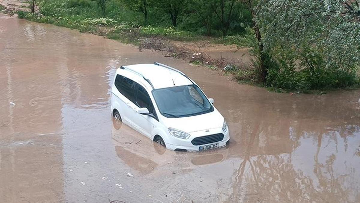Kırıkkale'de etkili olan sağanak yağış nedeniyle dereler taştı, ev ve iş yerlerini su bastı!