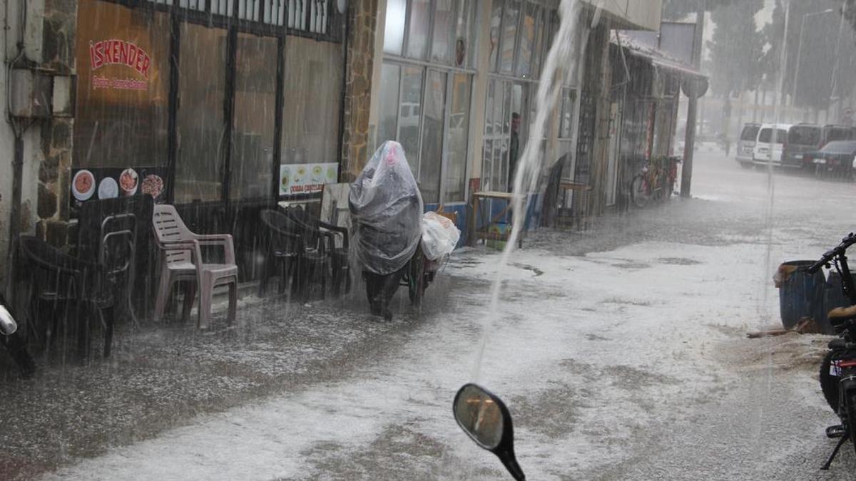 Manisa'da misket büyüklüğünde dolu yağdı, cadde ve sokaklar su altında kaldı
