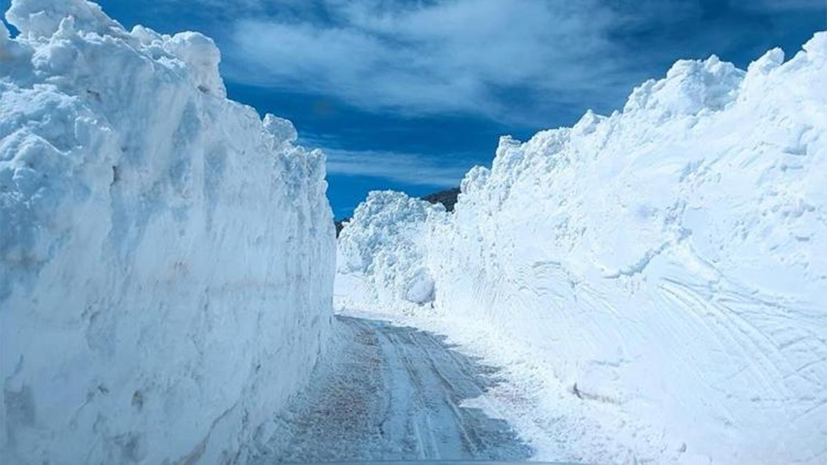 Burası ne Kanada ne de Rusya!  Görüntüler Türkiye'den: Mayıs sürpriz yaptı, lapa lapa kar yağdı, kent resmen buz tuttu