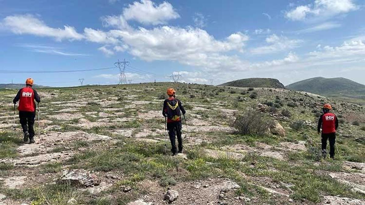 2 gündür kayıp olan öğrencinin boş arazide tabancayla vurulmuş cesedi bulundu