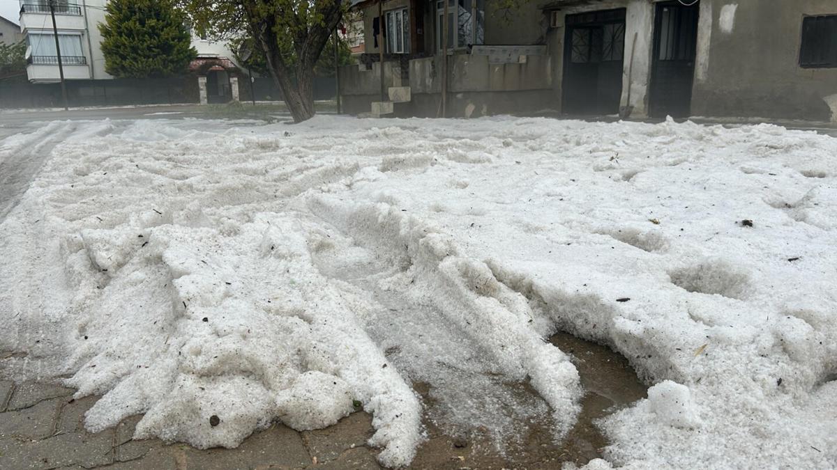 Sivaslı'da sağanak ve dolu etkili oldu