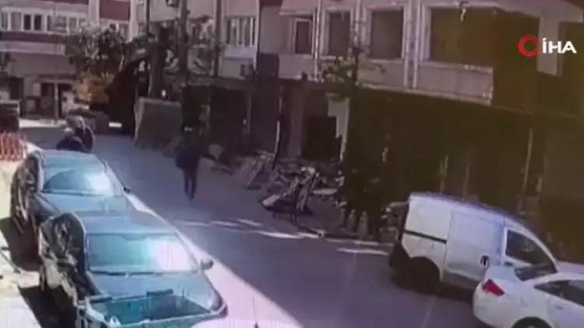 Deprem sırasında İstanbul'da binanın balkonu çöktü