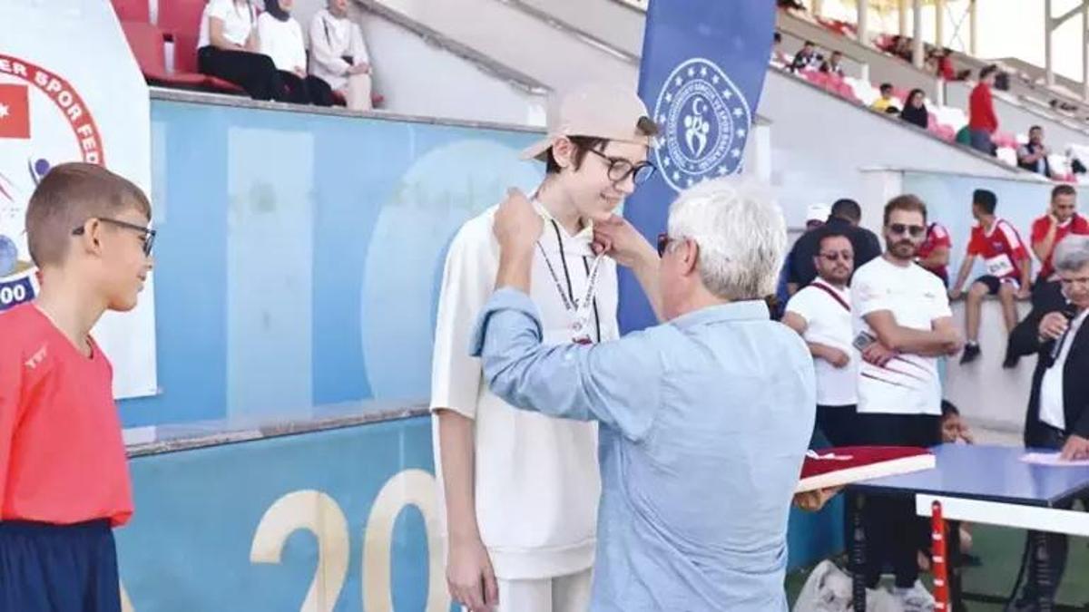 Doğuştan görmek engelli ama 5 yaşında dünya çapında üne kavuştu!