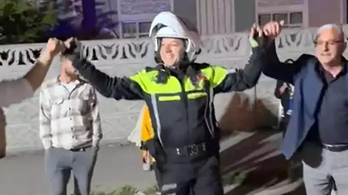 Yolu kapatan konvoyu durdurdu sonrasında halaya katıldı!