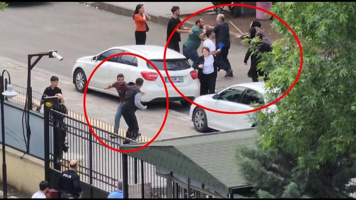Adliye önünde sopalı, tekmeli ve yumruklu kavga kamerada