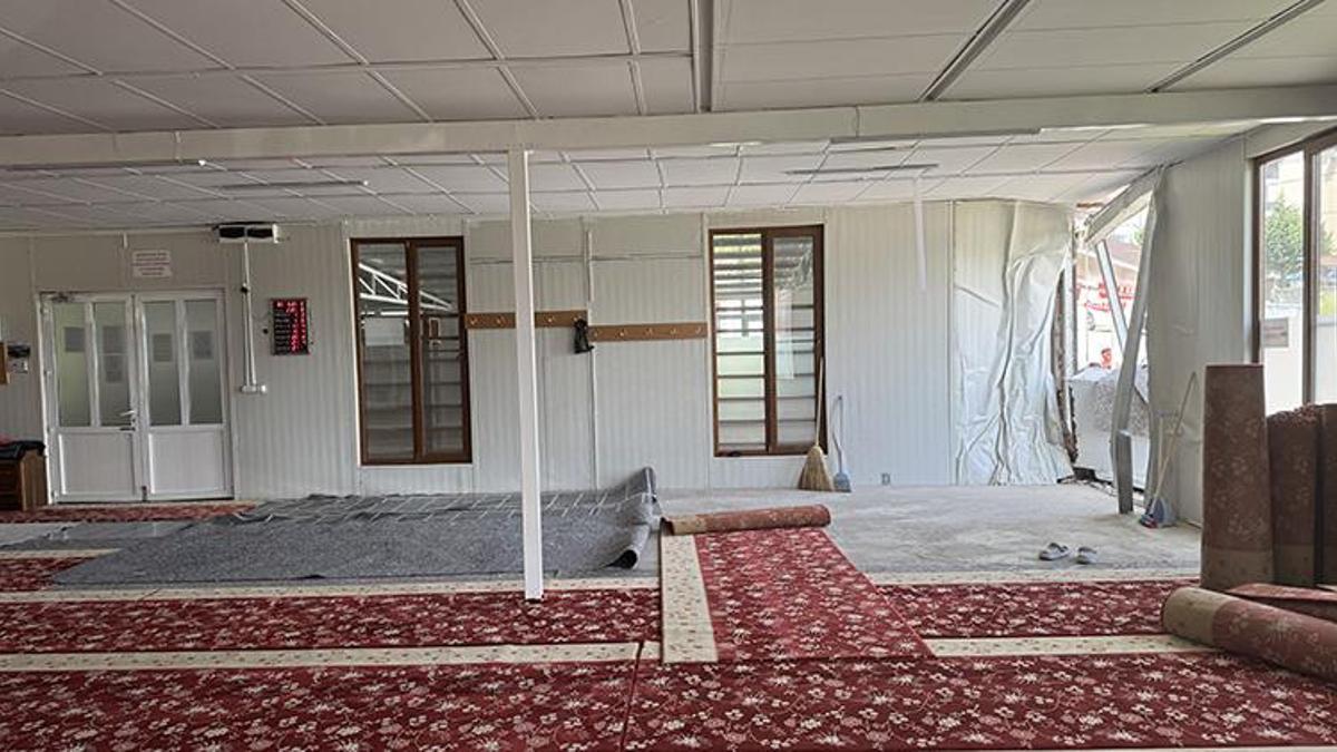 İzmit'te şok eden kaza! Otomobil Camiye böyle daldı!